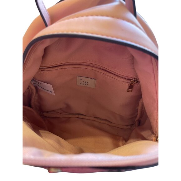 backpack purse zipper closure pink adjustable straps gold hardware - Picture 5 of 8